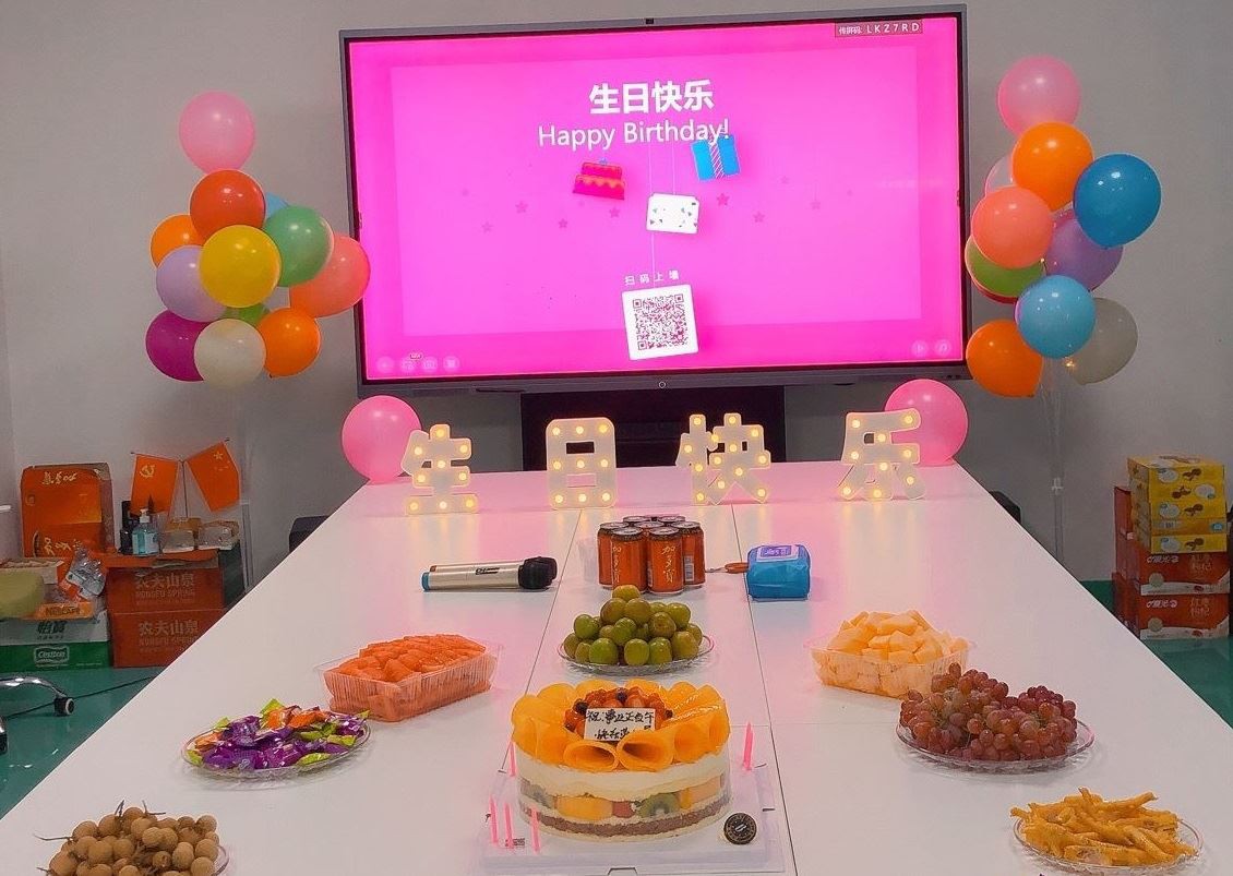 পোগো পিন কর্মচারীদের জন্মদিন উদযাপনের জন্য মানবতাবাদী যত্ন