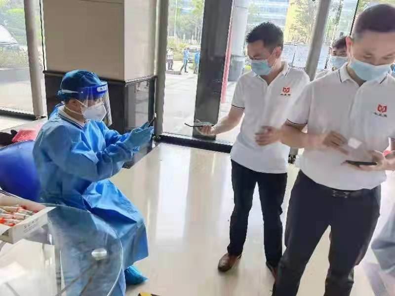 একজন স্বেচ্ছাসেবক চিকিৎসা কর্মীদের সহায়তাকারী হিসেবে